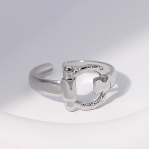 Anillo ajustable de acero de titanio plateado con hebilla texturizada en forma de D herradura