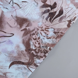 Dettaglio ravvicinato del tessuto floreale e leopardato con cuciture overlock