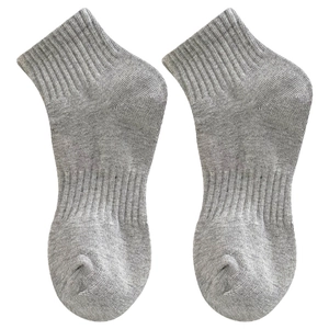 Calze grigie minimaliste in cotone a coste per donna con un semplice design a tinta unita