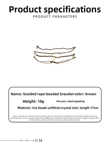 Vue détaillée d'un bracelet multicouche marron avec perles de rocaille et breloques