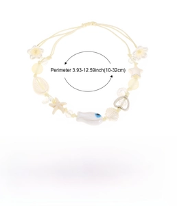Dettaglio del bracciale in ceramica stile oceanico con ciondoli a conchiglia e stella marina
