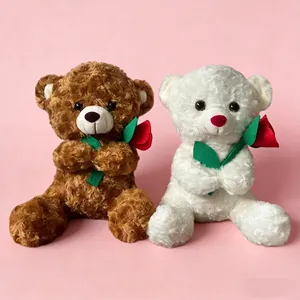 Paire d'ours en peluche marron et crème avec des roses rouges pour cadeau de Saint-Valentin