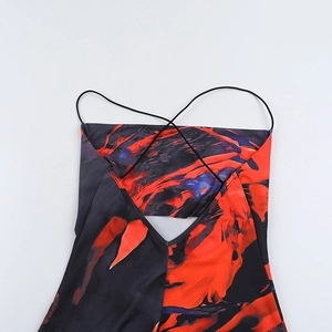 Détail des fines bretelles licou et de l'imprimé abstrait sur la robe dos nu sexy