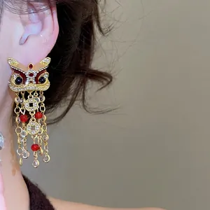 Boucles d'oreilles lion avec pompons en zircon et pièces chinoises traditionnelles