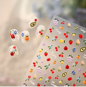 Vista dettagliata di adesivi per unghie con frutta colorata e texture 3D