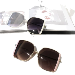 Stylish square oversized sunglasses with gold metal bridge and gradient lenses for women