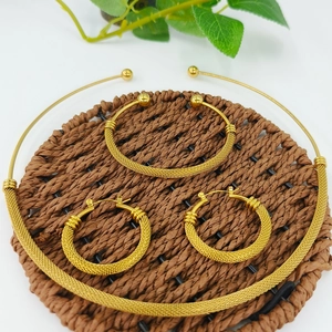 Golden mesh texture jewelry set with necklace collar, open bracelet and round earrings