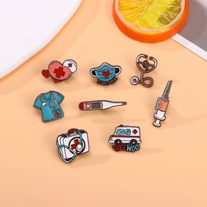 Lot de 8 broches médicales en émail avec stéthoscope et ambulance sur fond orange