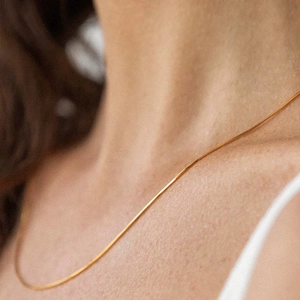 Dettaglio della collana minimalista a catena serpente in acciaio inossidabile dorato