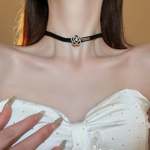 Choker gothique en cuir avec pendentif fleur de camélia strass sur le cou