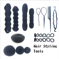 Detailliertes Set schwarzer Haarstyling-Tools aus Schaumstoff auf weißem Hintergrund