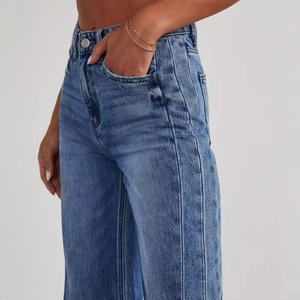 Gros plan d'un jean bleu à taille haute et jambe large avec détails de couture latérale