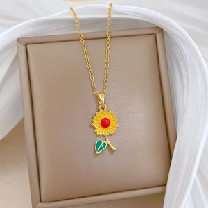 Collier pendentif tournesol en acier titane avec pétales jaunes et cristaux