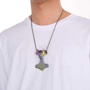 Pendentif Mjolnir tête de loup en acier arc-en-ciel sur collier tressé noir homme