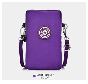 Détail du mini sac bandoulière en nylon violet clair montrant la texture et le logo rond