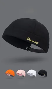 Détail de la sangle réglable et des œillets métalliques sur le bonnet docker vintage