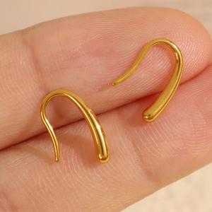 Boucles d'oreilles minimalistes en or pour femmes avec un design crochet goutte d'eau poli