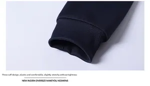 Dettaglio dei polsini elastici a costine di una felpa blu navy con cuciture di qualità