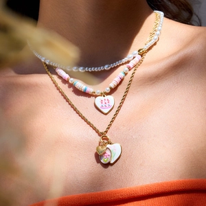 Collier à trois couches en acier titane avec perles d'imitation et pendentifs cœur coquillage