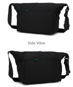 Vista laterale dettagliata della borsa a tracolla in nylon nero con fibbia regolabile