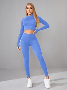 Λεπτομέρεια από μπλε μακρυμάνικο crop top με οπές για τους αντίχειρες και κολάν χωρίς ραφές