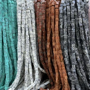 Gros plan de perles carrées en pierre naturelle multicolore pour bijoux DIY