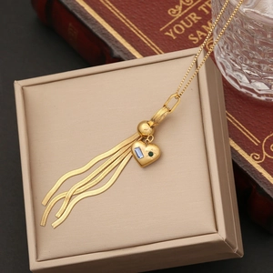 Collana in acciaio dorato con pendente a cuore, pietre colorate e lunghe nappe a catena