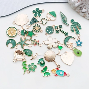 Collection de pendentifs en émail vert avec motifs de cactus fleurs et étoiles