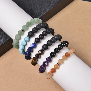 Naturstein-Armbänder mit Lebensbaum-Anhängern auf weißem Display für Yoga-Fans