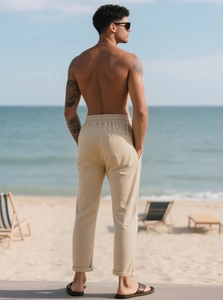 Dettaglio dei pantaloni casual da uomo beige chiaro con vita elastica e tessuto tramato