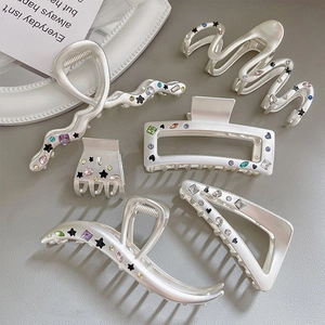 Détails de barrettes à cheveux argent mat avec strass colorés et motifs étoiles noirs