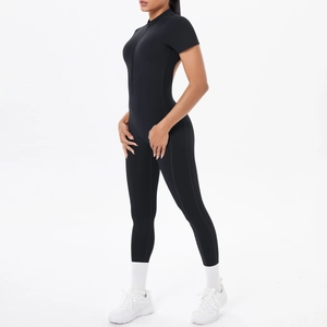 Vue latérale du body de yoga noir à manches courtes avec zip et détail découpé au dos