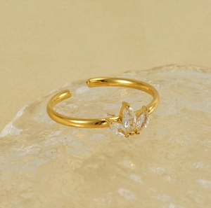 Gros plan détaillé sur bague couronne feuille d'érable dorée avec trois zircons marquises