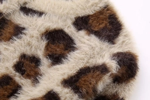 Detaillierte Makroaufnahme der dicken Leopardenmuster-Webpelz-Textur mit weichen Fasern