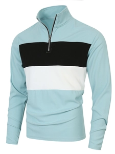 Détail du pull en maille gaufrée bleu clair avec bandes contrastantes noir et blanc