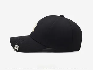 Vue latérale de la casquette de baseball noire avec lettre R brodée en tissu respirant