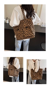 Detailansicht der Canvas-Einkaufstasche mit Leopardenmuster, zwei Vordertaschen und viel Platz