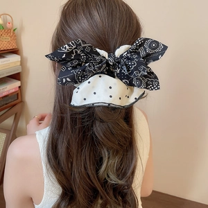 Gros chouchou à nœud multicouche avec motif bandana noir et pois blancs rétro