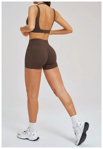 Dettaglio degli shorts da yoga cioccolato a vita alta con pratiche tasche laterali