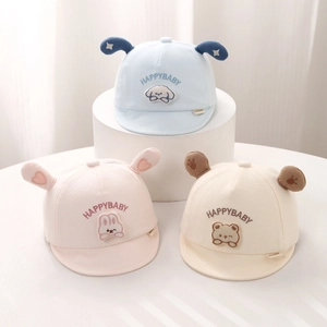 Detailansicht der Baby-Baumwollmützen in Blau, Rosa und Beige mit süßer Tierstickerei