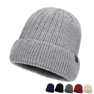 Winter gebreide muts voor heren en dames met decoratieve lederen patch in lichtgrijs