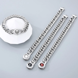 Bracelets gourmette en acier avec relief de crâne et fermoirs en cristal coloré