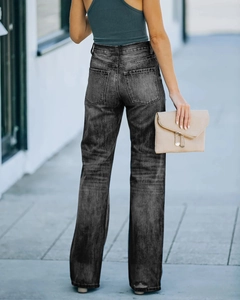 Detailansicht der gewaschenen grauen Jeans mit hoher Taille und Gesäßtaschendesign