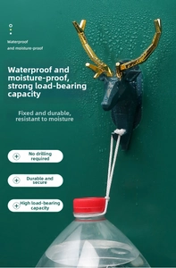 Wasserdichter Hirschkopfhaken mit hoher Tragkraft hält eine große Flasche an der Wand
