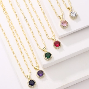 Collane in rame placcato oro 18K con ciondoli in zirconia colorata su blocchi geometrici
