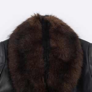 Cappotto da donna in ecopelle nera con dettaglio del collo staccabile in ecopelliccia