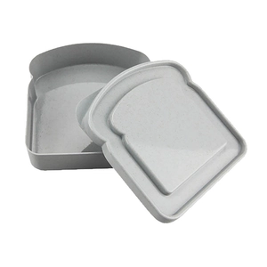 Graue Weizenstroh-Sandwichbox mit geprägtem Toastmuster auf dem Deckel im Detail gezeigt