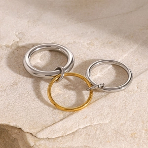 Anello a tre fasce intrecciate in acciaio inossidabile argento e oro stile minimalista