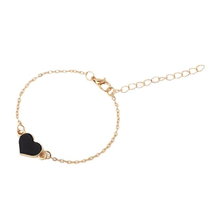 Bracciale a maglie dorate minimalista con ciondolo a cuore nero e chiusura a moschettone