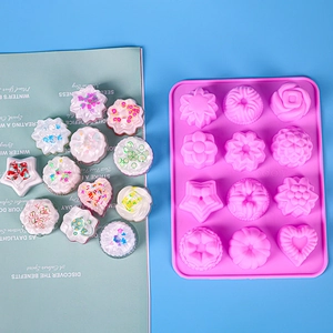 Vue détaillée du moule en silicone rose à 12 cavités aux formes fleurs et cœurs